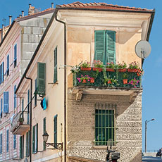Des maisons sur la Via Biancheri à Ventimiglia.