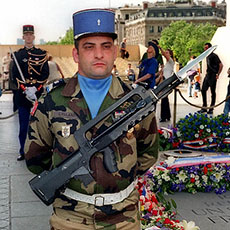 Un militaire devant l’Arc de Triomphe lors des célébrations du 14 juillet.