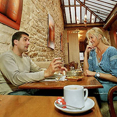Un homme et une femme prennent du café aux Bains du Marais sur la rue des Blancs-Manteaux.