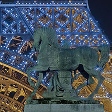 Des centaines de 20.000 lumi&egrave;res clignotant juste apr&egrave;s minuit sur la Tour Eiffel. Au premier plan: la statue &eacute;questre dun guerrier grec &agrave; langle sud-ouest du pont dI&eacute;na, sculpt&eacute; par Fran&ccedil;ois Delvaux en 1853.