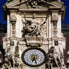 L’horloge sur la façade de l’Hôtel de Ville.