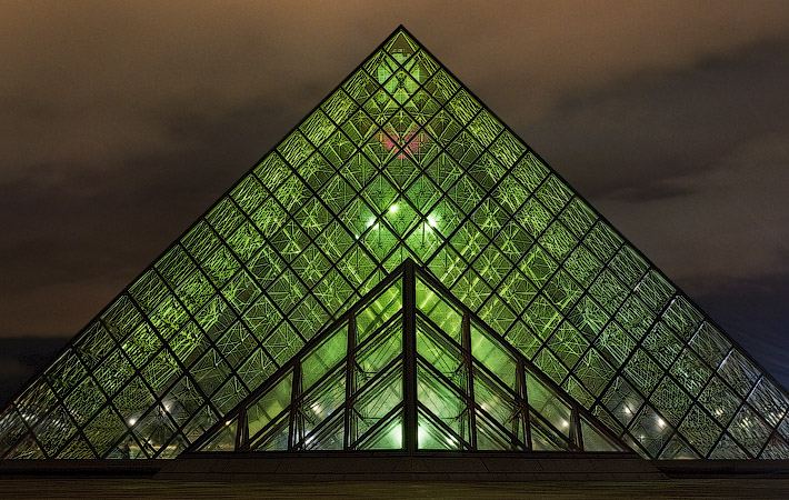 Il se peut que la f&ecirc;te ait eu lieu &agrave; loccasion du vingti&egrave;me anniversaire de linauguration de la pyramide.