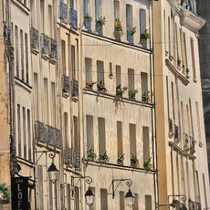 Building façades on the south-east side of rue de Sévigné