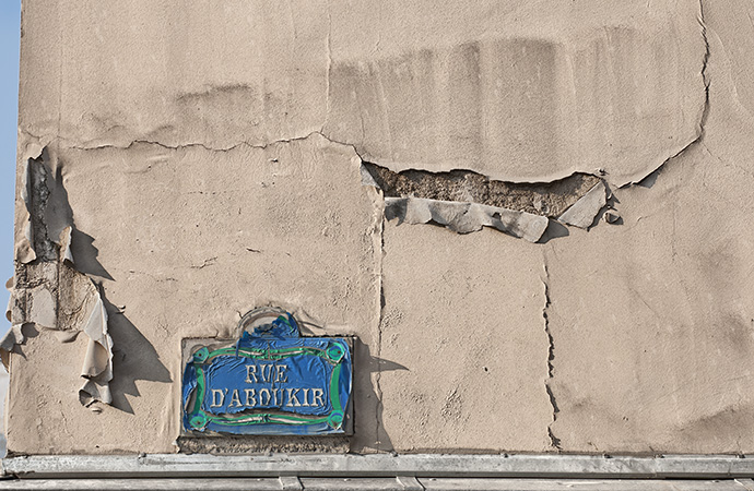 Un panneau de rue tr&egrave;s d&eacute;labr&eacute; de la rue dAboukir, &agrave; langle de la rue Montmartre. Rue dAboukir fut nomm&eacute; &agrave; la m&eacute;moire de la victoire de larm&eacute;e fran&ccedil;aise sur lEmpire Ottoman le 25 juillet 1799. Tout le reste de la fa&ccedil;ade est aussi v&eacute;tuste;.