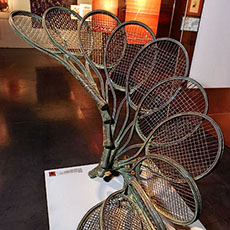 «Annan, Accumulation de raquettes» une sculpture en bronze au Tenniseum.