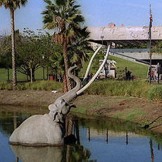 Des répliques des animaux préhistoriques devant le musée des Fossés au Bitume au Rancho la Brea.