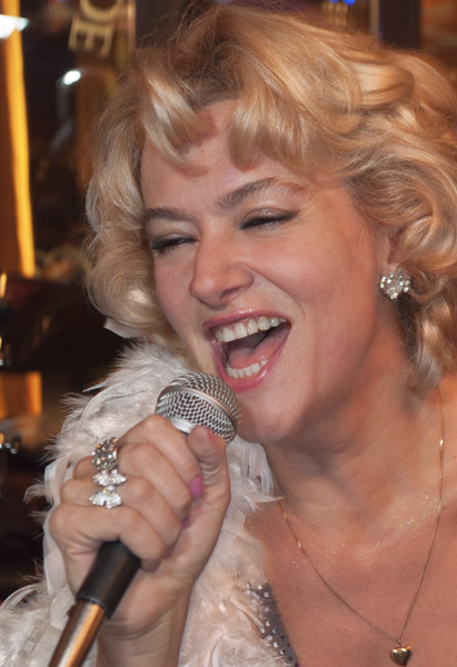A color photograph of Luana Kim Goldstar singing at la B&eacute;li&egrave;re Welcome restaurant bar at 74, rue Daguerre in Paris, by David Henry.