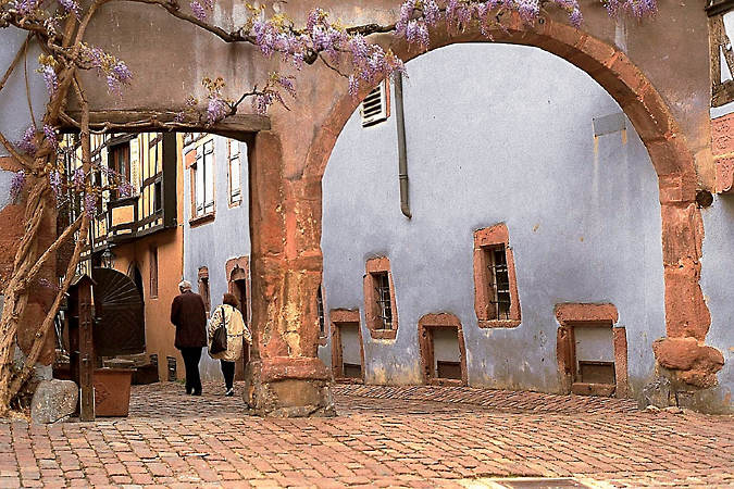 Des arcades qui mènent sur la rue principale de Riquewihr