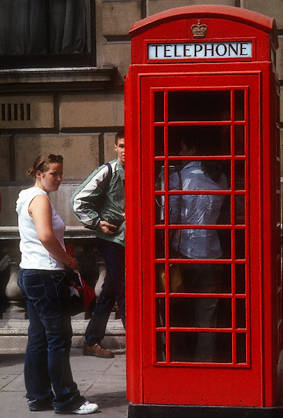 Une cabine téléphonique londonienne.