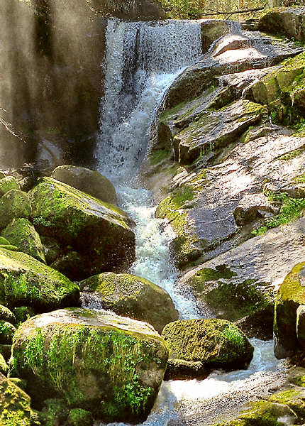 Den Gutach Waterfalls, inne om mineral vatten spa stad av Folkstam