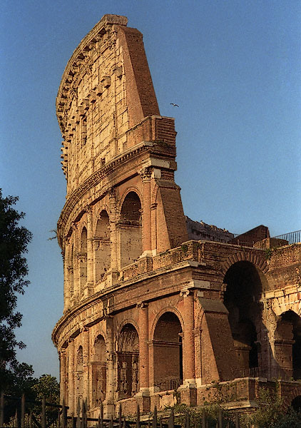 Le coté occidental du Colisée vu de la Piazza del Colosseo.