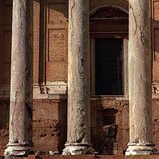 Les colonnes de la façade principale de l’église de San Lorenzo in Miranda.