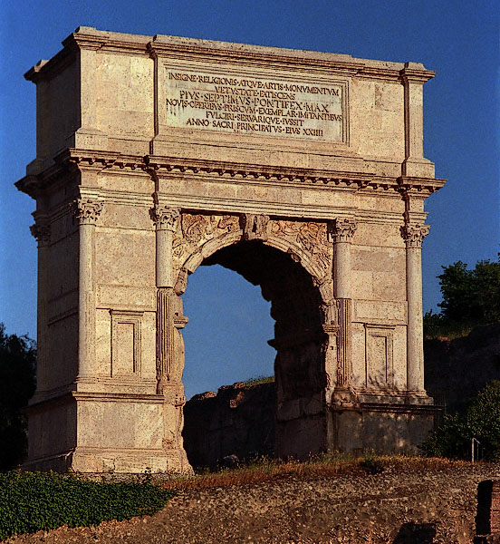La façade occidentale de l’arc de Titus.