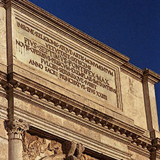 L’inscription au sommet de la façade ouest de l’arc de Titus à Rome.