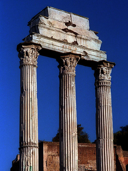 Le temple de Castor et Pollux dans le Forum Romain.