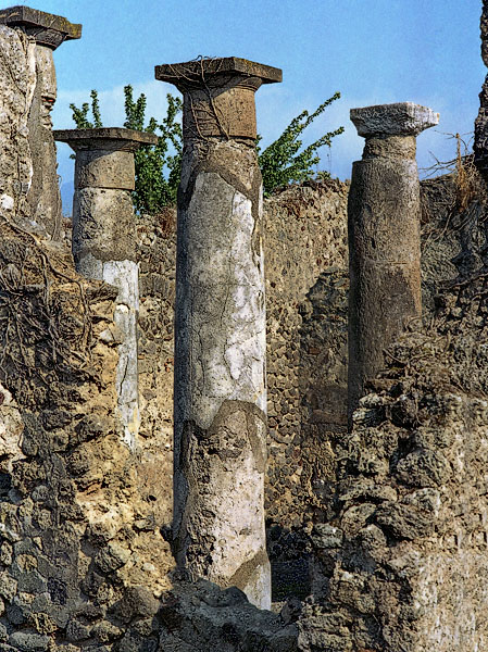 Des colonnes à l’intérieur d’une maison à Pompéi.