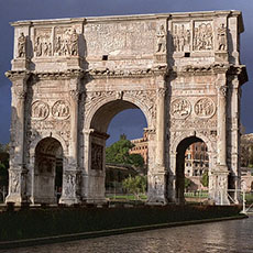 La façade sud de l’arc de Constantine à Rome.