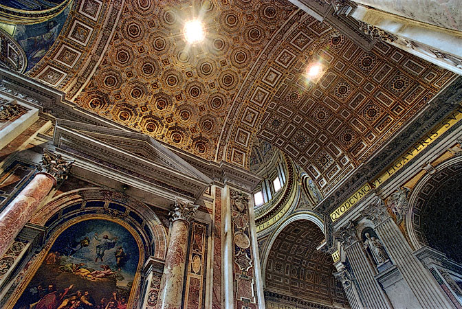 Le plafond et des arcs dans la basilique Saint-Pierre.