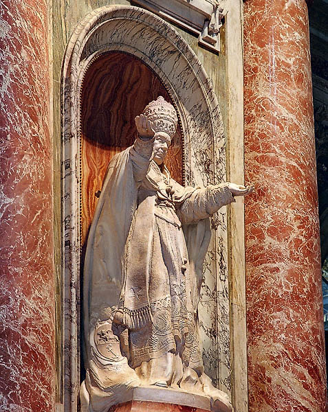 Une sculpture d’un pape à la basilique Saint-Pierre.