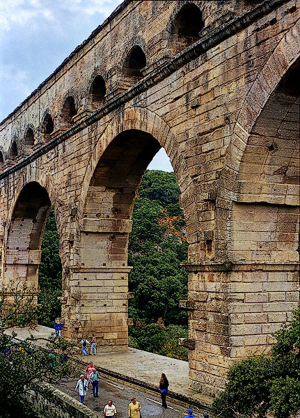 Den pont du Trädgård akvedukten bro, en mästerverk av Romersk ingenjörsvetenskapen, försynt vatten för staden av Nîmes.