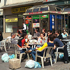 Le café Le Week-End sur le boulevard de la Villette.