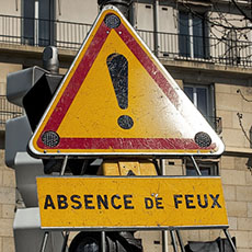 Un panneau sur lequel est écrit «Absence de Feux» accroché sur des feux de circulation sur le pont Marie.