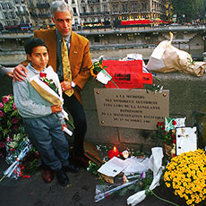 The memorial plaque placed on pont Marie commemorating the murder of Algerians on October 17th 1961.