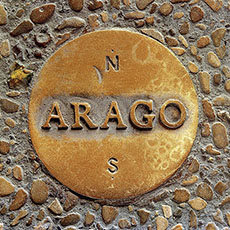 An Arago medallion on Paris’ “Rose line” next to the Comédie Française.