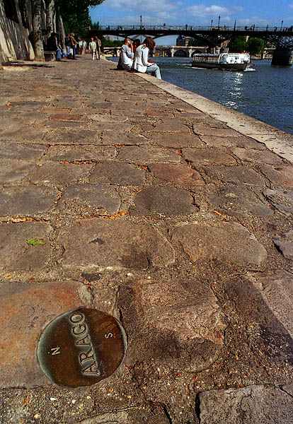 Un médaillon Arago sur le port du Louvre, à côté du pont des Arts.