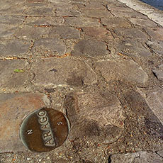 Un médaillon Arago sur le port du Louvre à côté du pont des Arts.