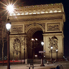 La façade orientale de l’Arc de Triomphe le soir.