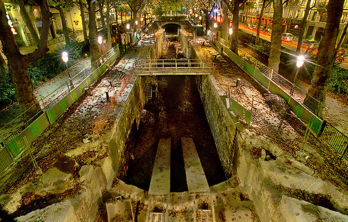 Les Écluses du Temple du canal Saint-Martin le soir, fermée pour travaux en mars 2002.