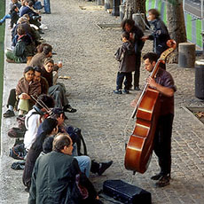 Trois musiciens en train de jouer sur le quai de Jemmapes du canal Saint-Martin.