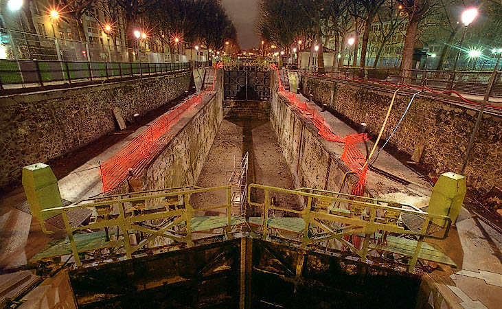 Canal Saint-Martin at night, emptied for renovations in 2001.