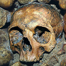 Deux crânes dans les Catacombes sous le square Denfert-Rochereau.