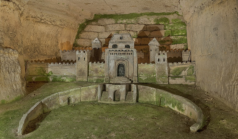 Une reproduction de la forteresse espagnole de Port-Mahon dans les Catacombes, sculpté par Antoine Décure.