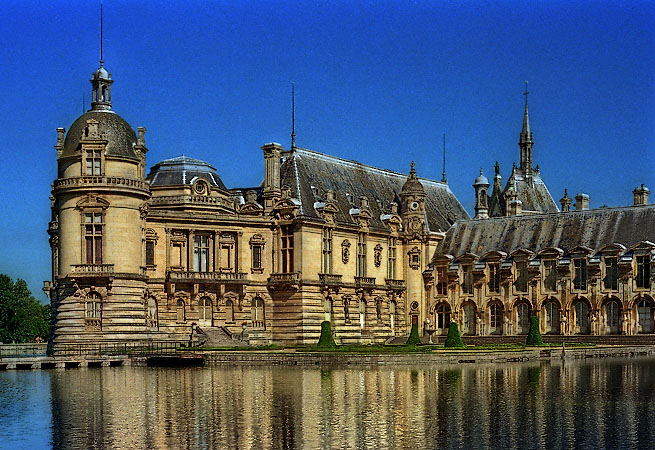 L’«étang des Carpes» devant le château de Chantilly.