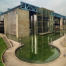 La Cité des Sciences et de l’Industrie dans le parc de la Villette.