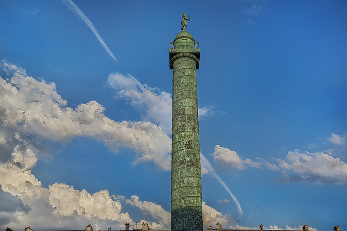 La colonne Vendôme vue du côté ouest de la place Vendôme.
