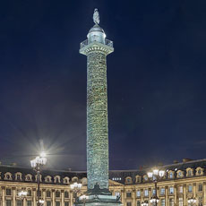 The northeast side of colonne Vendôme at night.