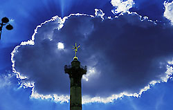 En skybrud hale den søjle i Juli sig i den prima symboler i den Fransk Revolution i Paris