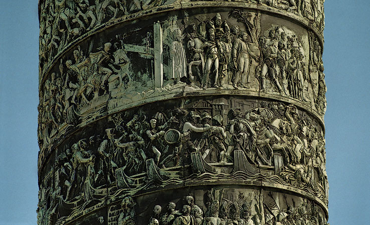Des sculptures bas-relief sur la colonne Vendôme.