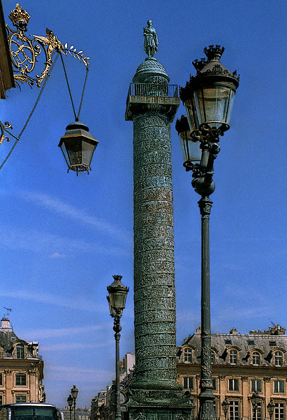 La colonne de Vendôme et des lampadaires dans la place Vendôme.