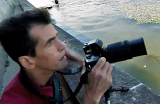 Un photographe à Paris avec son Nikon F4.