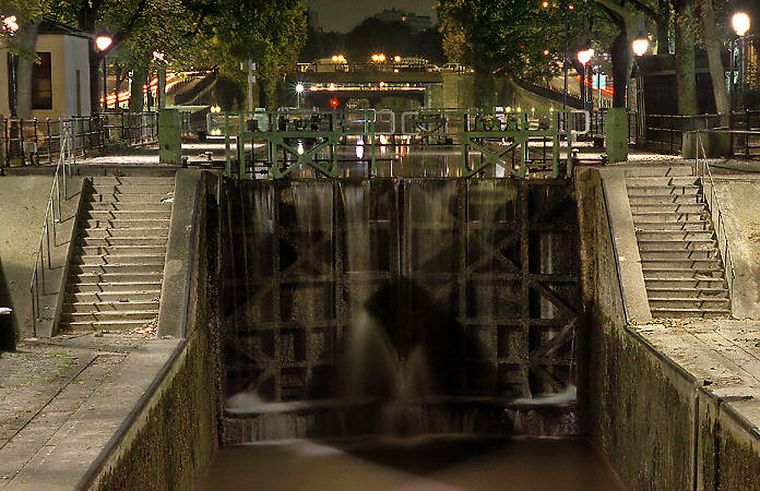 Le canal Saint-Martin et les écluses des Morts la nuit.