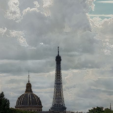 La Tour Eiffel et l’Institut de France devant des nuages majestueux.