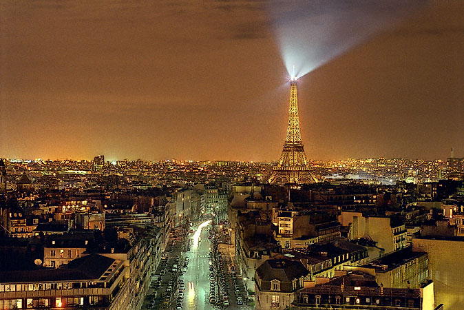 L’avenue d’Iéna et la tour Eiffel le soir.