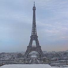 La tour Eiffel dans une tempête de neige, vue de la Rive droite.