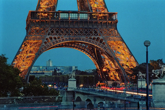 La tour Eiffel et le pont d’Iéna le soir.