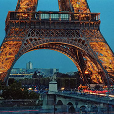 La tour Eiffel et le pont d’Iéna le soir en été.